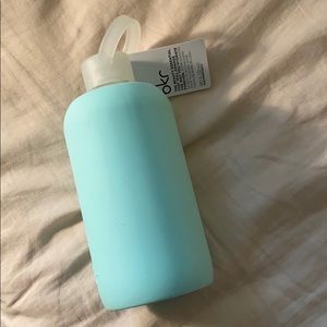 Bkr Big (1L) water bottle. Color is “pepper”